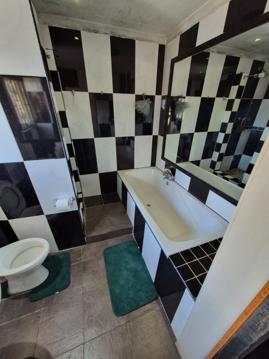 5 Bedroom Property for Sale in Haven Hills Eastern Cape